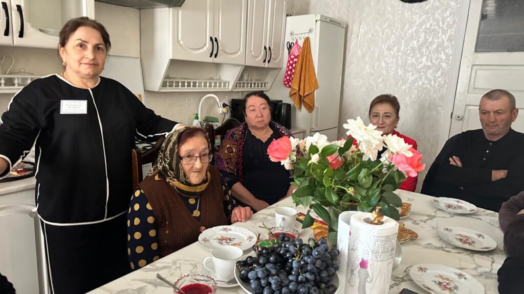 1 октября работники Комплексного центра социального обслуживания населения