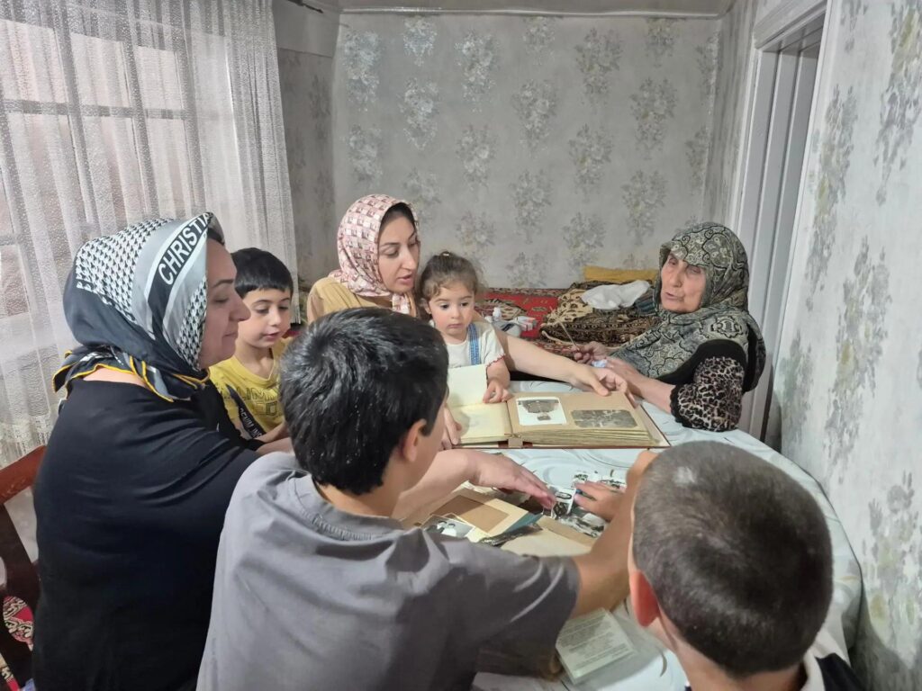 «Живая нить поколений»: трогательный вечер воспоминаний в честь Дня семьи