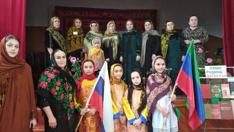 Специалисты по работе с семьёй и детьми ГБУ РД КЦСОН в МО «Сергокалинский район»Джупанова Ханумчакар и Абдуллаева Зухра провели мероприятие, приуроченное ко Дню единства народов Дагестана.