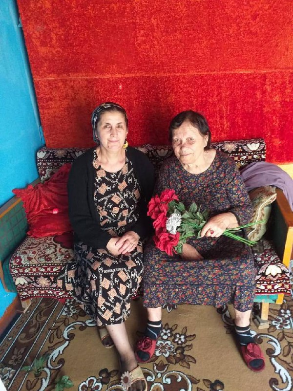 Социальные работники с. Сергокала поздравили своих получателей социальных услуг с Днём пожилых людей.