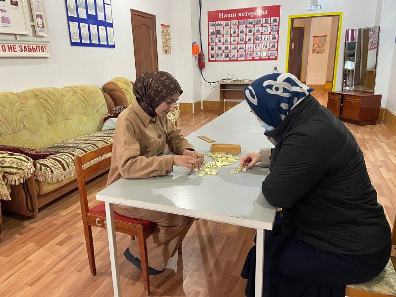 Инструктор по трудовой терапии дневного отделения ГБУРД КЦСОН в МО «Сергокалинский район» Халимбекова.М Провела ознакомление получателя социальных услуг с тренажерами .Организовала партию в шахматы и шашки между получателями.