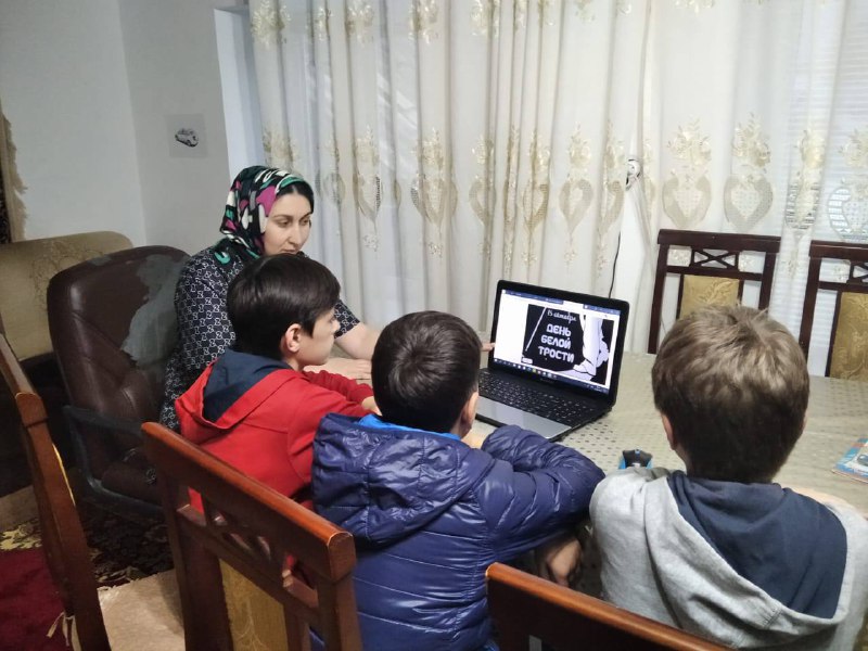 Специалист по работе с семьей и детьми ГБУ РД КЦСОН в МО «Сергокалинский район» Абдуллаева З.М. Провела беседу ко Дню Международный день белой трости.