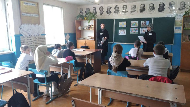 Специалисты по работе с семьёй и детьми ГБУ РД КЦСОН в МО «Сергокалинский район»Джупанова Х. и Абдуллаева З. провели мероприятие, приуроченное ко Дню правовой помощи детям.