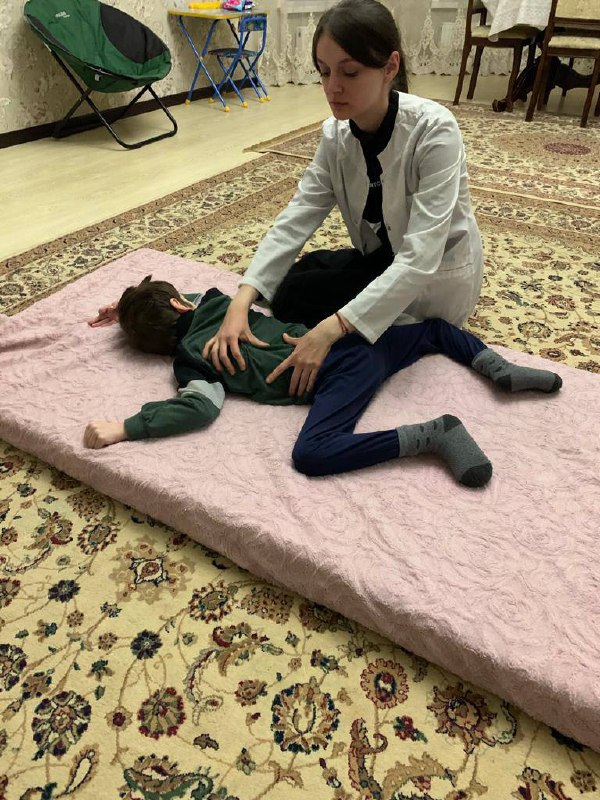 Мед сестра по массажу-это специалист который проводит массаж детям с различными видами патологий(сердечно-сосудистой системы,при заболеваниях опорно-двигательного аппарата,при неврологических заболеваниях и т.д.)
