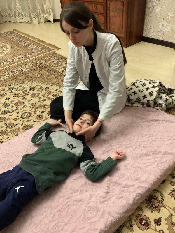 Мед сестра по массажу-это специалист который проводит массаж детям с различными видами патологий(сердечно-сосудистой системы,при заболеваниях опорно-двигательного аппарата,при неврологических заболеваниях и т.д.)