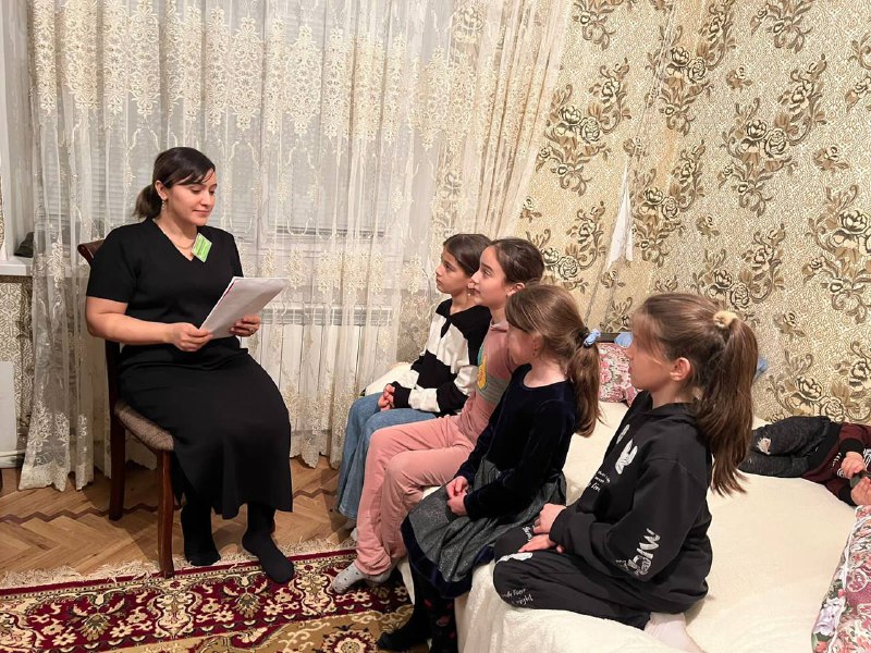 Социальный педагог Муртазалиева Р. провела беседу на тему : Социальная сеть и зависимость от неё .