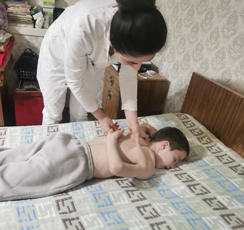 Медицинская сестра по массажу Ибрагимова К. проводит