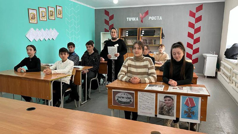 Психолог отделения социального обслуживания на даму детей и семей с детьми приняла участие в проведённом мероприятии в МКОУ «Кичигамринская СОШ»посвящённое герою Багаматову Арсену Нурисламовичу посмертно награжденному Орденом Мужества.
