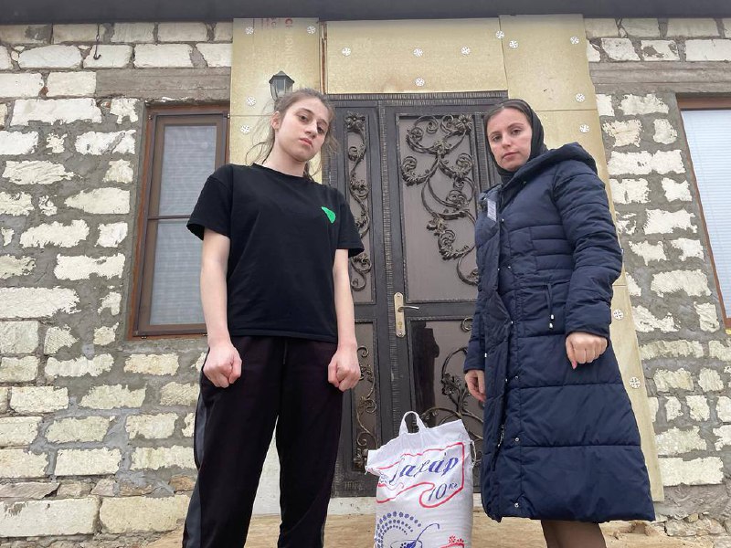 Специалист по работе с семьей и детьми Идрисова Б оказала материальную помощь.