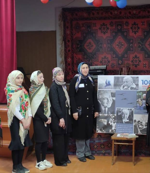 Специалисты по работе с семьёй Джупанова Х., Абдуллаева З и Шихшабекова М. провели мероприятие, приуроченное ко Дню 100-летия Расула Гамзатова.