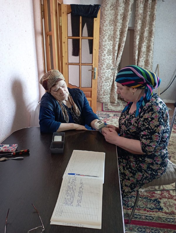 Также специалист по социальной работе посетила подопечную Алибекову Патимат, социальный работник Джабраилова Бурлият оказала социально-бытовые услуги и социально-медицинскую услугу - выполнение процедур, связанных с сохранением здоровья получателей услуг.