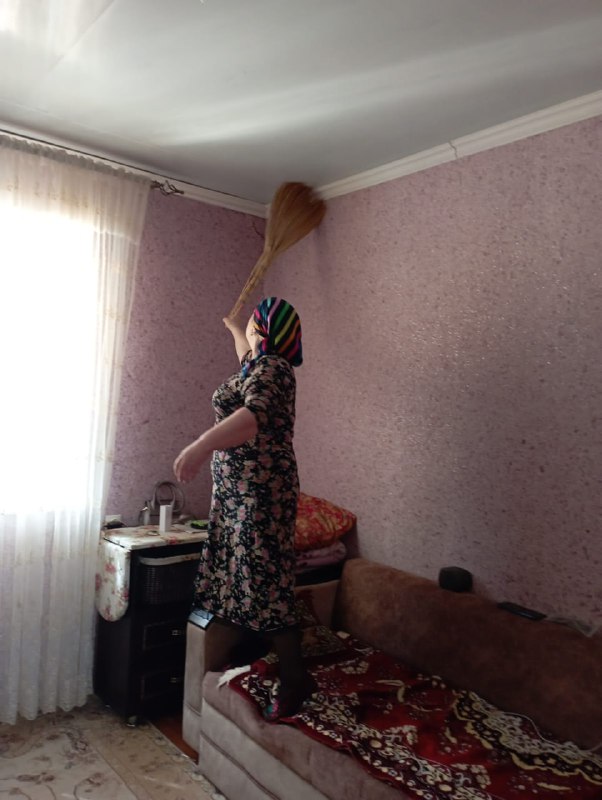 Также специалист по социальной работе посетила подопечную Алибекову Патимат, социальный работник Джабраилова Бурлият оказала социально-бытовые услуги и социально-медицинскую услугу - выполнение процедур, связанных с сохранением здоровья получателей услуг.