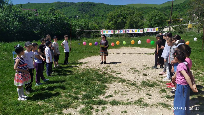 Специалист по работе с семьёй с. Аялизимахи Муртузалиева А. И. провела праздничное мероприятие к Дню защиты детей, где приняли не только дети, но их родители.
