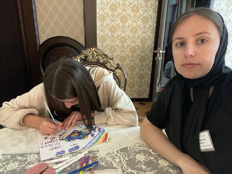 Специалист Идрисова Б. С подопечными по подготовке рисунка «Дети России за Мир»
