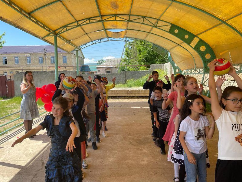Специалисты по работе с семьей и детьми ГБУ РД КЦСОН в МО «Сергокалинский район» провели праздничное мероприятие ко Дню защиты детей.