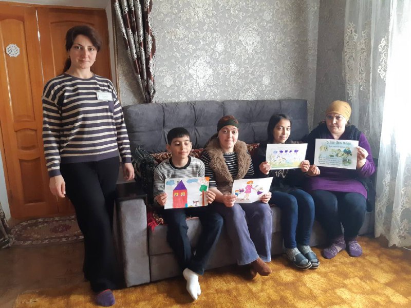 Специалист отделения семьи и детей ГБУ РД КЦСОН в МО «Сергокалинский район» Багандова Р.О. поздравила с Днем семьи своих получателей социальных услуг.