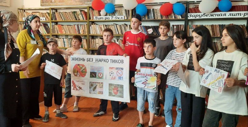 Специалисты по работе с семьёй и детьми Джупанова Ханумчакар и Абдуллаева Зухра провели профилактическую беседу с детьми на тему "Жизнь без наркотиков".