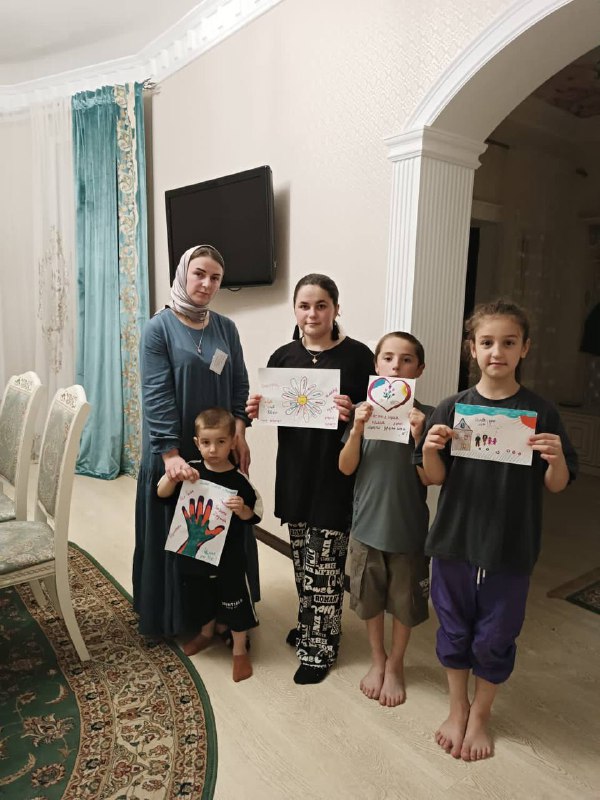Специалист по работе с семьёй и детьми отделения социального обслуживания на дому детей и семей с детьми Багомедова Замира Зубайруевна.