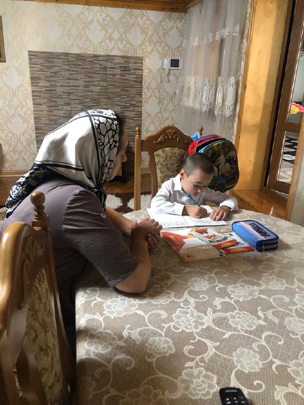 ♦️ Инструктор по ЛФК Ибрагимова Хадижат приняла участие в акции "Помоги собраться в школу" и оказала материальную помощь многодетной, малоимущей семье Гасановых.