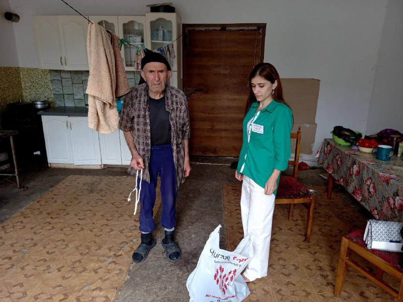 Специалист по работе с семьей Багомедова Патимат оказала материальную помощь в виде одежды от благотворительного фонда "Чистое сердце",семье находящейся в трудной жизненной ситуации.