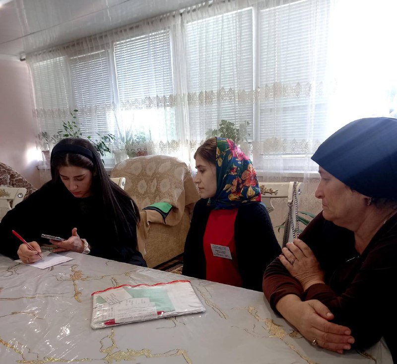 📌Психолог Ибрагимова Асият и специалист по работе с семьей Багомедова Патимат оказали психологическую помощь матери погибшего на Украине в ходе СВО военнослужащего Темирханова Абдурашида.