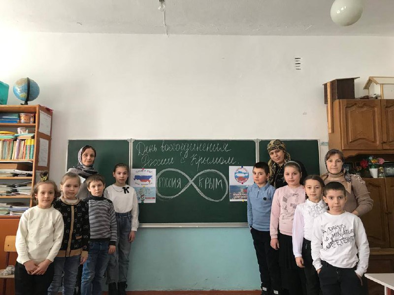 Специалисты отделения семьи и детей ГБУ РД КЦСОН в МО «Сергокалинский район» организовали в школе акцию «Россия -Крым»