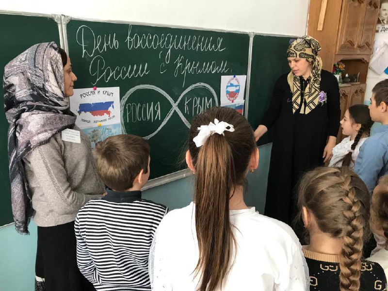 Специалисты отделения семьи и детей ГБУ РД КЦСОН в МО «Сергокалинский район» организовали в школе акцию «Россия -Крым»