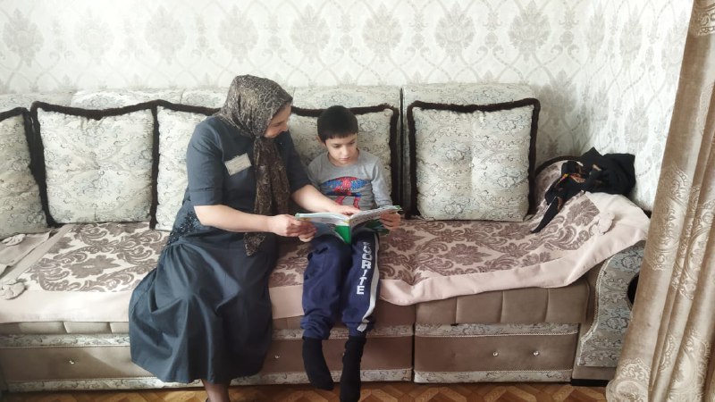 🔹Рабочие будни специалиста по работе с семьей и детьми Абдуллаевой Зухры включают в себя разнообразные задачи. Её основная цель - помощь семьям в решении социальных, психологических и воспитательных вопросов.