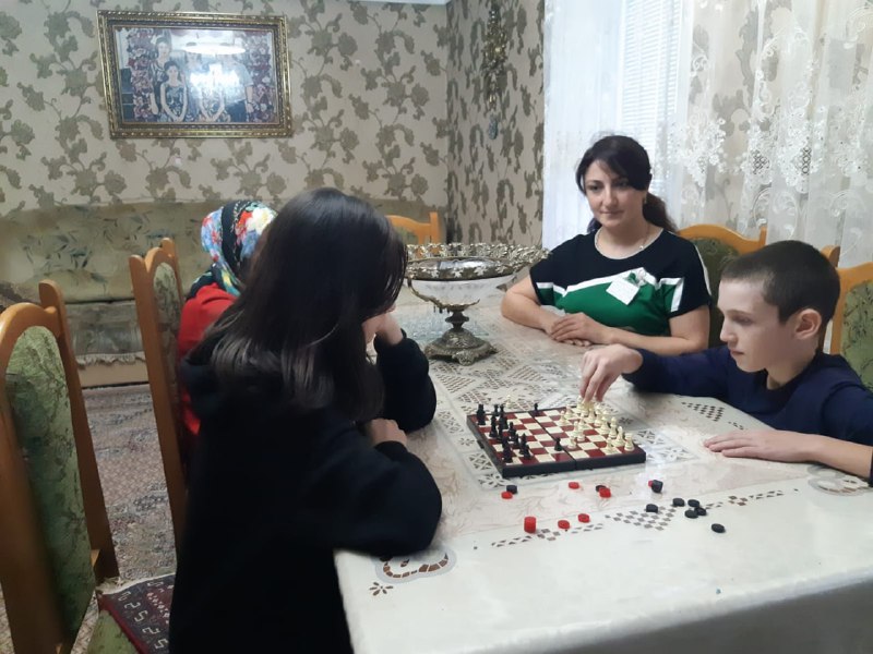 🔸Специалист по работе с семьей и детьми Багандова Разият в своих рабочих буднях активно осуществляет оказание педагогических услуг.