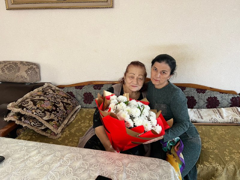 💥Заведующая отделением семьи и детей Мусаева Салимат и специалист по работе с семьей и детьми Муртазалиева Раисат посетили мать участника СВО на Украине Гамидова Ибрагима и поздравили ее с наступающим праздником Днём матери.