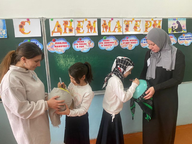 💥Специалист по работе с семьей и детьми Алиева Максалина и медсестра с функцией сиделки Исаева Аминат приняли участие в мероприятии, посвященном Дню Матери.