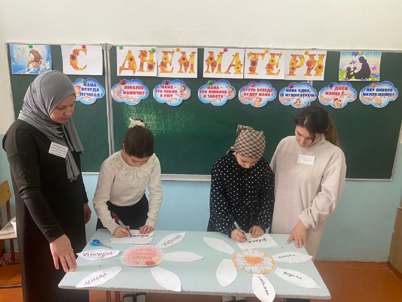 💥Специалист по работе с семьей и детьми Алиева Максалина и медсестра с функцией сиделки Исаева Аминат приняли участие в мероприятии, посвященном Дню Матери.