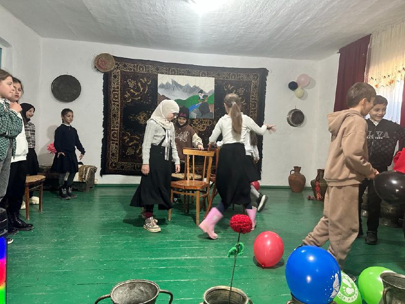 💥Специалист по работе с семьей и детьми Багомедова З. и медсестра по массажу Айгумова Э. совместно с КДЦ и библиотекой организовали мероприятие, посвященное Дню инвалидов.