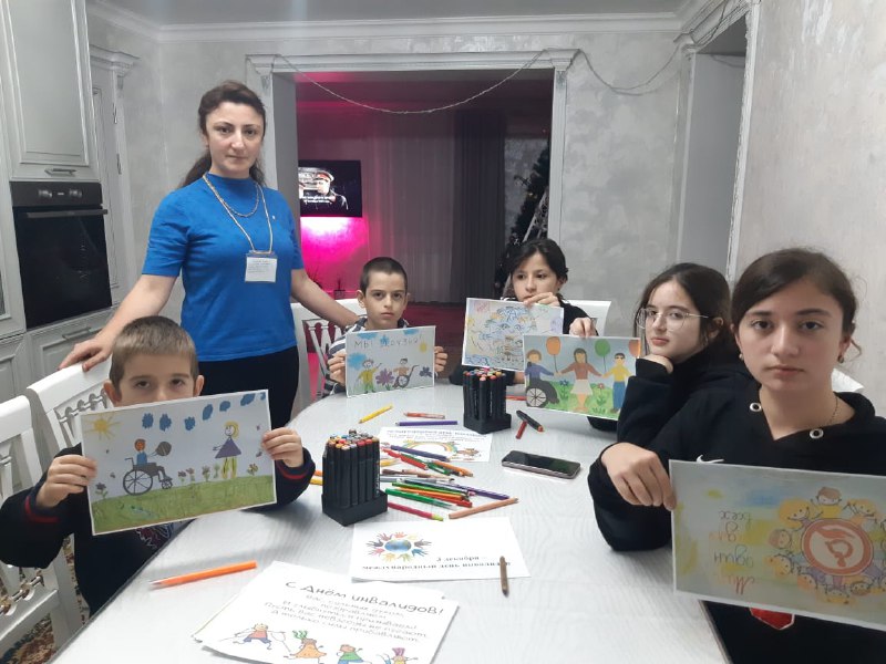🔺Специалист по работе с семьёй и детьми Багандова Разият поздравила всех своих получателей социальных услуг с Международным Днём инвалидов.