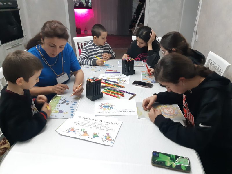 🔺Специалист по работе с семьёй и детьми Багандова Разият поздравила всех своих получателей социальных услуг с Международным Днём инвалидов.