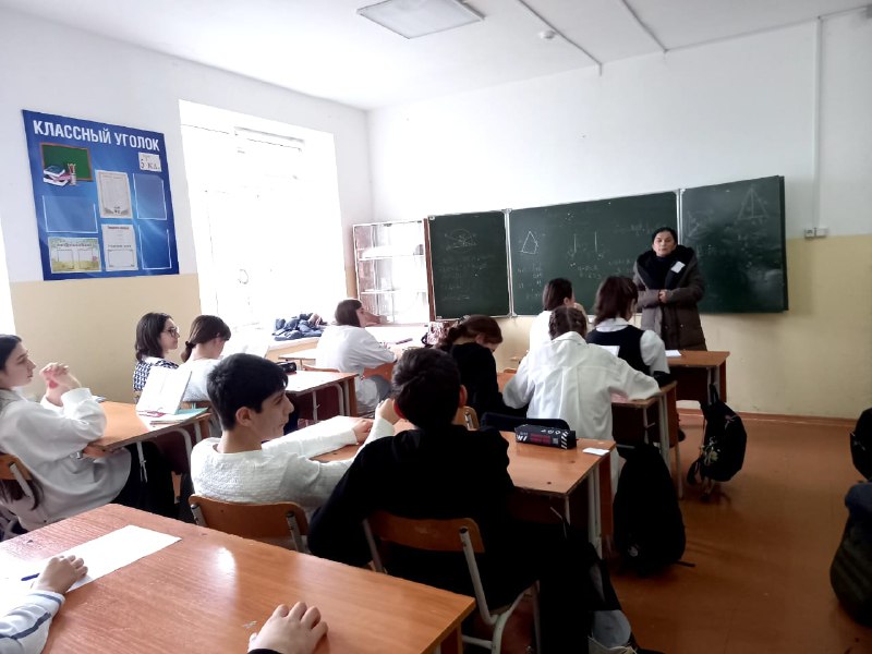 ⚠️Заведующая отделением семьи Мусаева Салимат и специалист по работе с семьей Багомедова Патимат провели беседу и тестирование в 9 классе СОШ 2 с целью определения латентных склонностей к экстремистским проявлениям среди школьников. В тестировании приняли