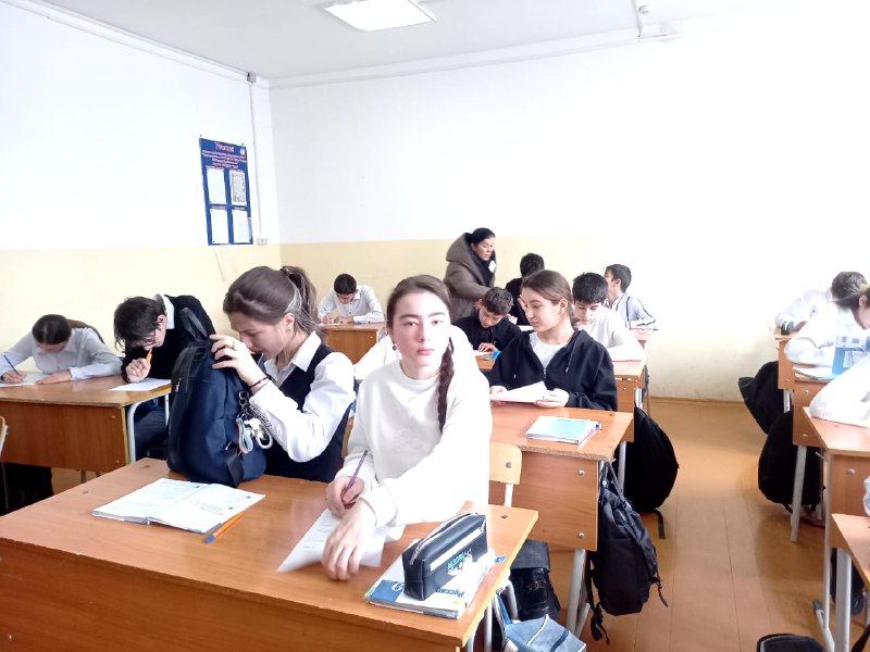 ⚠️Заведующая отделением семьи Мусаева Салимат и специалист по работе с семьей Багомедова Патимат провели беседу и тестирование в 9 классе СОШ 2 с целью определения латентных склонностей к экстремистским проявлениям среди школьников. В тестировании приняли