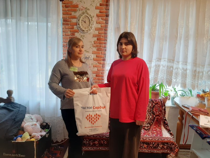 🔺Специалист Комплексного центра, Муртазалиева Раисат, посетила подопечную, Уцумиеву Б., и предоставила ей материальную помощь от благотворительного фонда «Чистое сердце».