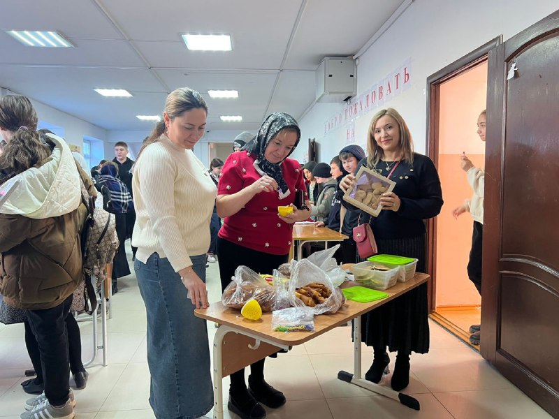 💥Специалисты Центра помогли своим подопечным подготовиться принять участие в благотворительной ярмарке, которая прошла в МКОУ СОШ №2.