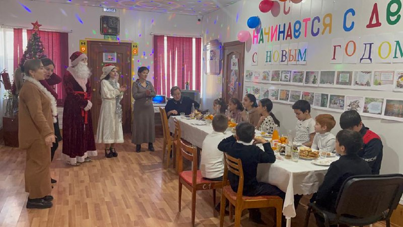 🪅Специалисты отдела семьи организовали яркий и праздничный Новогодний утренник для своих подопечных, чтобы поздравить их с наступающим Новым годом.