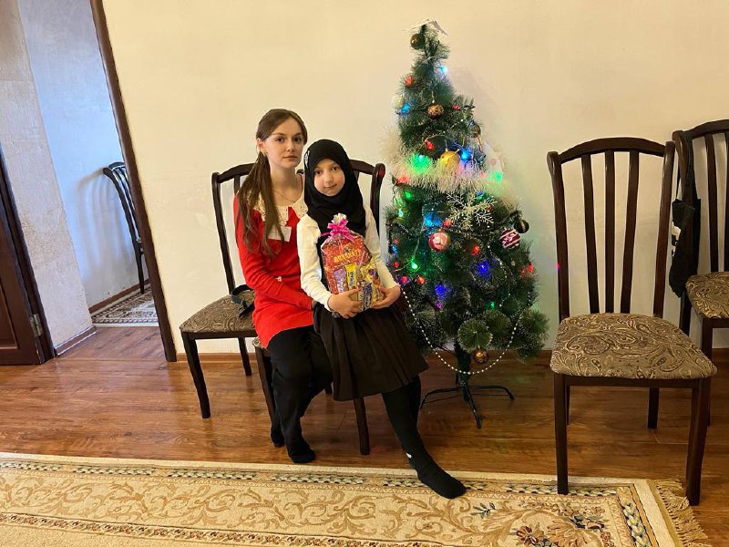 🪅Специалисты отделения семьи Комплексного центра Сергокалинского района проявили заботу и внимание к своим юным получателям социальных услуг, поздравив их с наступающим Новым 2024 годом и даря им сладкие подарки.