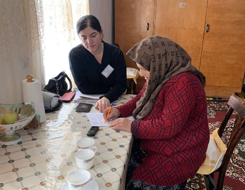 👥Специалисты отделения социального обслуживания на дому граждан пожилого возраста и инвалидов, Алиева Раисат и Бибулатова Марьям, посетили Муртузалиеву Айшат, которая является инвалидом 1 группы.