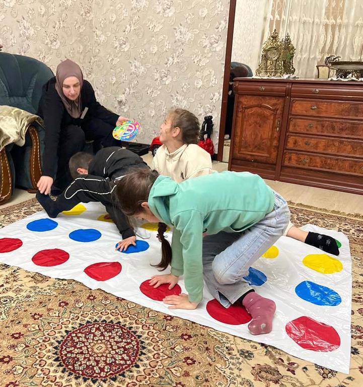 ✔️В рабочий день специалиста по работе семьёй и детьми Багомедовой Замиры входит посещение своих подопечных, оказывание педагогических услуг и организация досуга для детей.