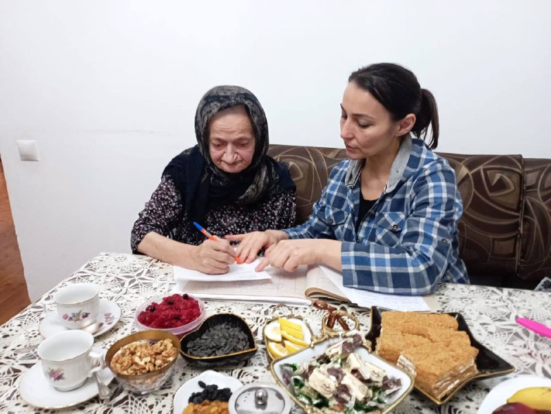 👥Специалисты отделения социального обслуживания на дому граждан пожилого возраста и инвалидов, Алиева Раисат и Бибулатова Марьям, посетили Абакарову Уздият, инвалида 1 группы.