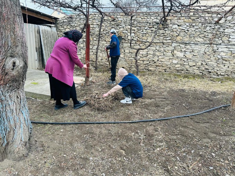 ✅Специалист Центра социального обслуживания Сергокалинского района Алхасова Мариет совместно с волонтерами провели акцию "Несем добро".