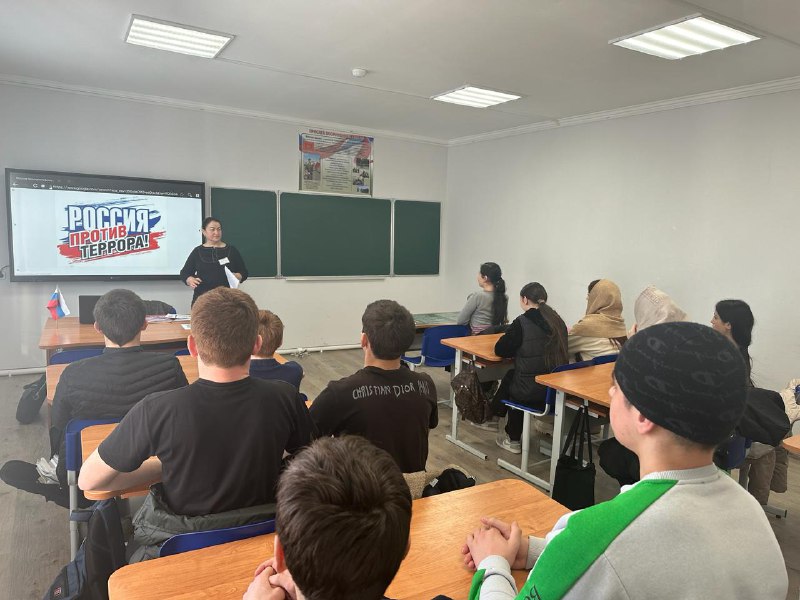 ✅Психолог Центра Шихшабекова Муршидат провела беседу на тему "Антитеррористическая безопасность" с учениками 9 класса.