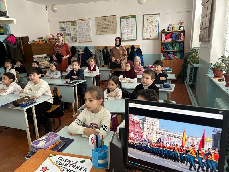 💥Специалист по работе семьей и детьми Алиева Максалина совместно с библиотекой филиала №12 в с. Мюрего провели мероприятие ко Дню защитника Отечества, который отмечается 23 февраля.