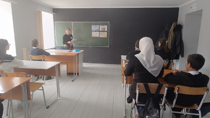 💥Специалист по работе с семьей и детьми Идрисова Марина провела беседу в 8 классе с целью ознакомления учащихся с историей и традициями праздника 23 февраля - Дня защитника Отечества.