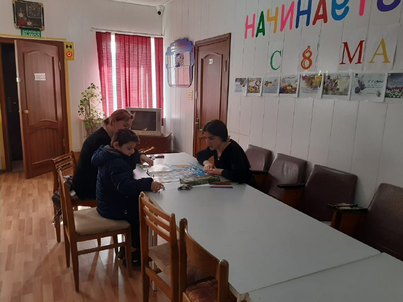 ✅Специалист по социальной работе Алхасова Мариет и психолог Ибрагимова Асият проводят психологические игры с подопечными в Центре социального обслуживания.