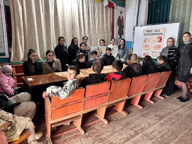 ⚠️Специалист по работе с семьей, Багомедова З., и медицинская сестра по массажу Айгумова Э. провели беседу с детьми на тему "Мир без терроризма".